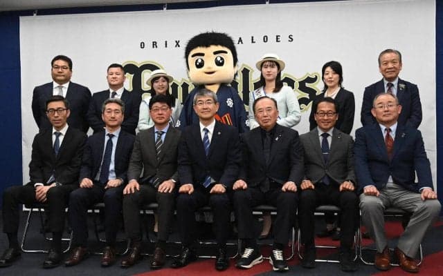 【オリックス】秋季キャンプ地の高知市から表敬訪問を受ける　桑名市長からメロン、小夏が贈呈