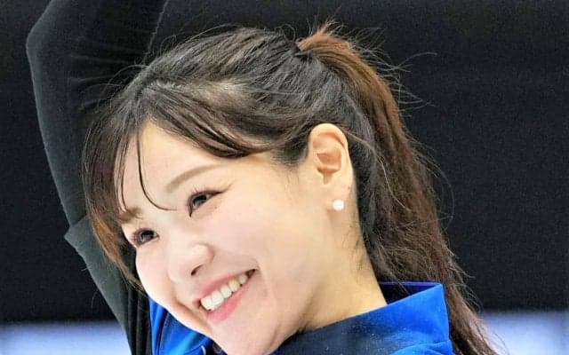 【カーリング】吉田知那美所属チーム準V　仲間に両脇、足元抱えられ…笑顔でガッツポーズ