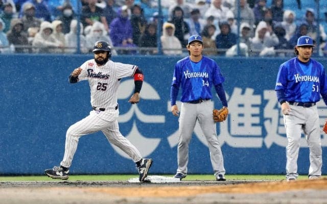 【ヤクルト】雨の松山、サンタナ気迫ヘッスラで泥だらけのホームイン　一塁から生還