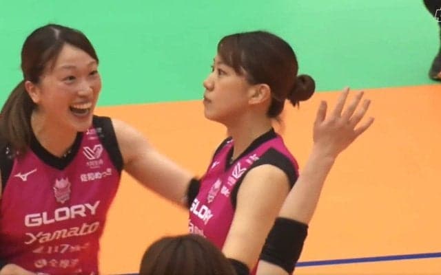 歓喜の美女選手、真顔から突如見せた“変顔” 女子バレー、サービスエースでコート上にほっこり“珍”光景