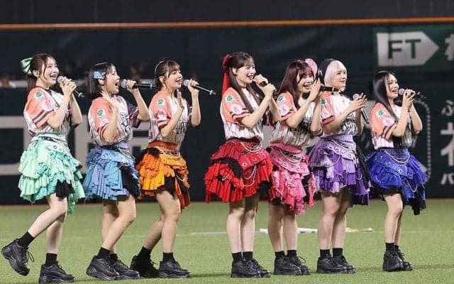 スカートふわっ→“人気美女”が「かわいすぎて息できない」　快投にざわつき「上手すぎやろ」