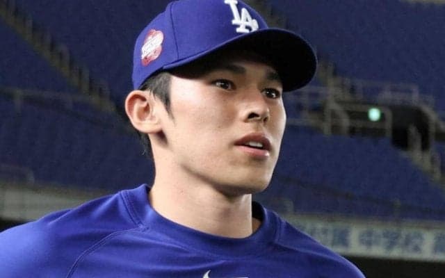 佐々木朗希、試合前に韓国人気グループ「ＢＩＧＢＡＮＧ」Ｇ-ＤＲＡＧＯＮとＤ-ＬＩＴＥと交流　記念撮影やサインボール贈る