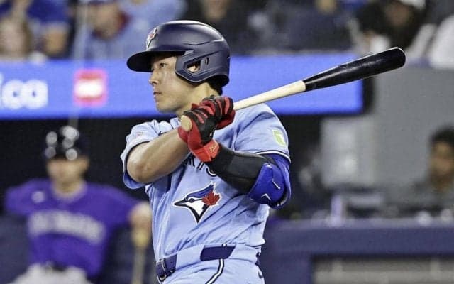 岡本和真が土壇場で同点タイムリー！低めの変化球に食らいつく　４月初打点が貴重な一打に→出場５戦ぶりマルチ安打　延長戦の死闘を制し連敗ストップ