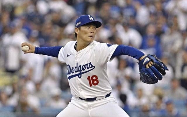 山本由伸　フリーマンも驚きのアクロバティックプレー！高く浮いたトスをジャンプしてキャッチ→ベースに着地　試合後にサラリ「普通ですね」熱投で連勝呼ぶ