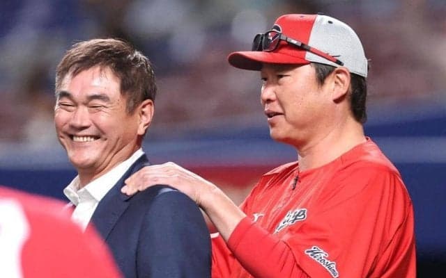 広島・新井監督が肩モミモミ→岩瀬氏がニコニコ　同期入団＆同年引退の名球会レジェンドが仲良く交流