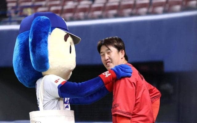 ドアラが異例の激励！？昨季首位打者→今季リーグワースト打率・１１４と不振の広島・小園の肩をたたく　まさかの“営業”の可能性も！？