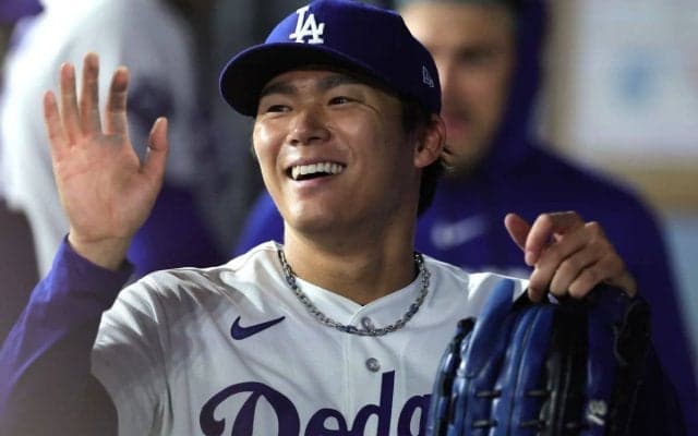 山本由伸が見せた「ニンジャのような一面」が話題　華麗な捕球に公式も反応「エアヨシ」「何でもできる」