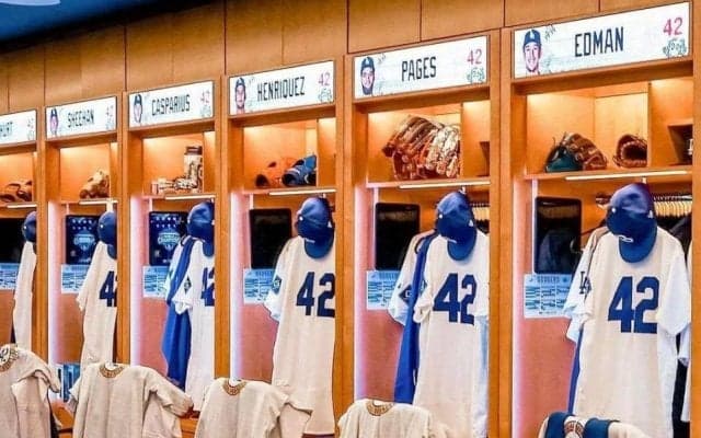 ドジャース　背番号４２のユニホームがクラブハウスにズラリ！壮観な光景を球団が公開　スネルのロッカーにはヨッシー人形も　マンシーは大量のメガネが