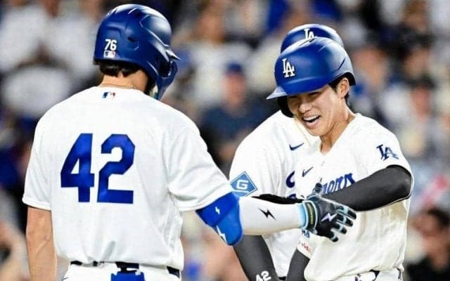ドジャース　キム・ヘソンが先制の１号２ラン！先発の大谷翔平を援護　ベンチで満面の笑み浮かべてハイタッチ