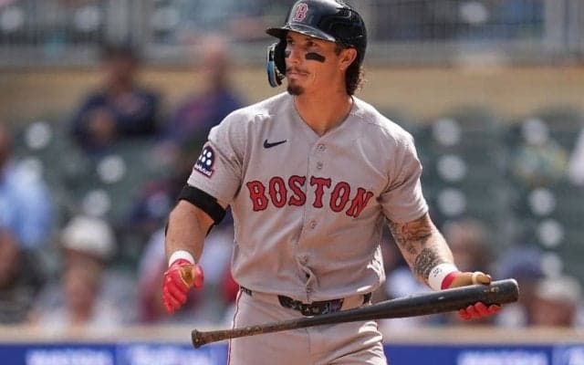 敵ファンへ中指立てる過激行動…　フラッシュバックした闇、中傷被害の12億円男に広がる同情