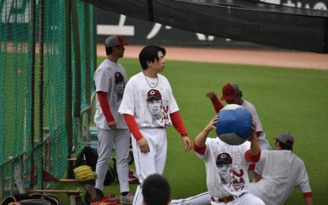 広島　投手最年長の大瀬良が１軍合流　右ふくらはぎ損傷から復帰　新井監督とがっちり握手