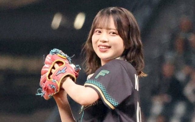 黒髪美女がスカートふわりの豪快投球　ワンバウンドも…可憐すぎる姿でファン魅了