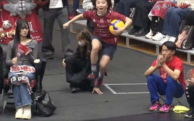 高橋成美の“元気すぎる”始球式がすごい「可愛いすぎ」男子バレーの試合前に会場ほっこり