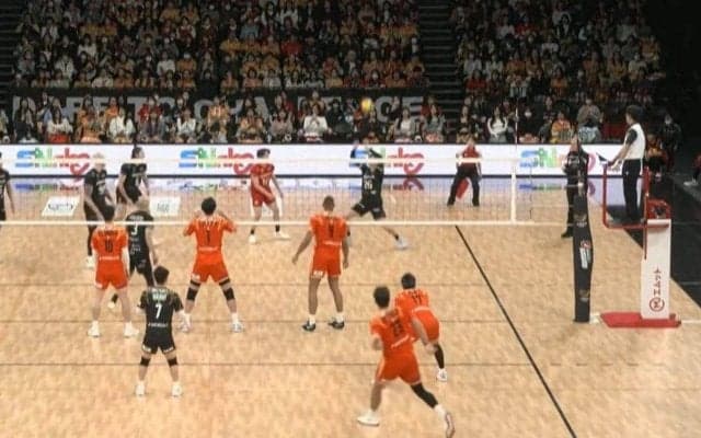 指、折れちゃう…弾丸ジャンプサーブをオーバーで？ 柔よく剛を制した見事なレシーブに驚嘆