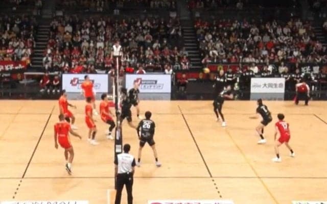 「私なら心停止案件」バレーボールでファン騒然の“スゴ技”炸裂 「胸で上げた」実況驚き
