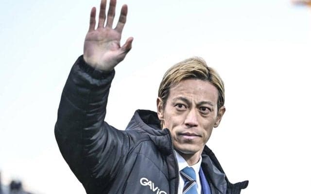 ｢オーラ半端ない｣現役復帰の本田圭佑、世界的レジェンド戦に向けたジャカルタ到着での“圧倒的スター姿”にファン熱狂｢まじカッコいい｣