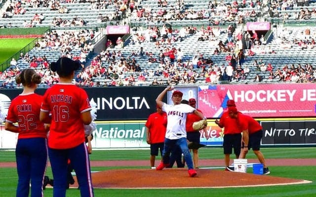 エンゼルス始球式で日本人社長がノーバン投球　菊池雄星らとも交流“バレンタイン”サプライズも