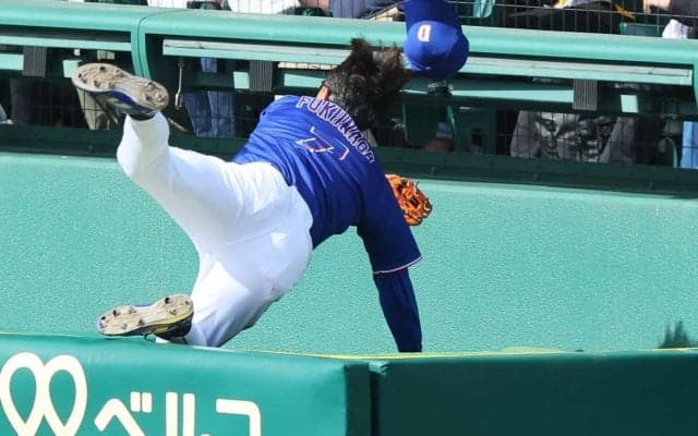中日、福永裕基がアクシデントで緊急交代　飛球を追ってカメラマン席に飛び込む　甲子園騒然　試合前まで打率.303