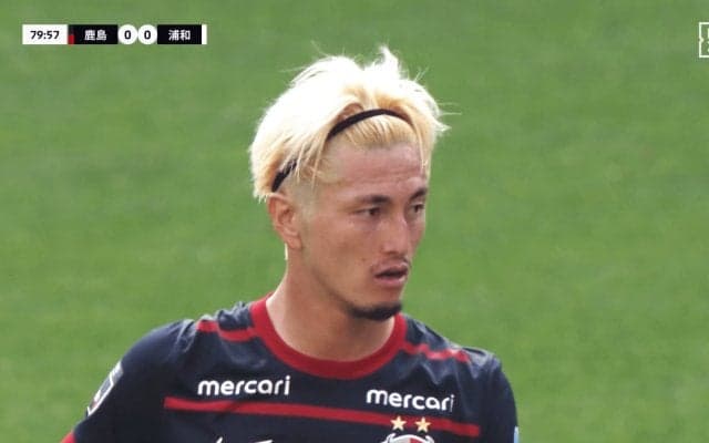 「盛大に煽られた…」鈴木優磨、浦和サポへの“まさかのリアクション”でSNS騒然「わざわざゴールの中に」「何かやってる笑」