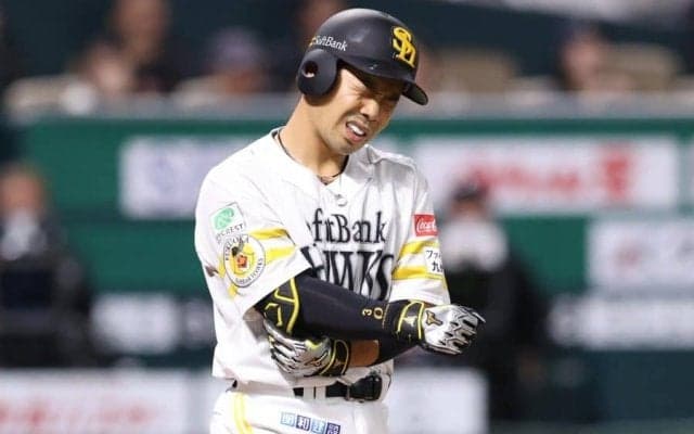 鷹・近藤健介、3回で途中交代　第1打席は右肘付近に死球→苦悶…本拠地どよめき