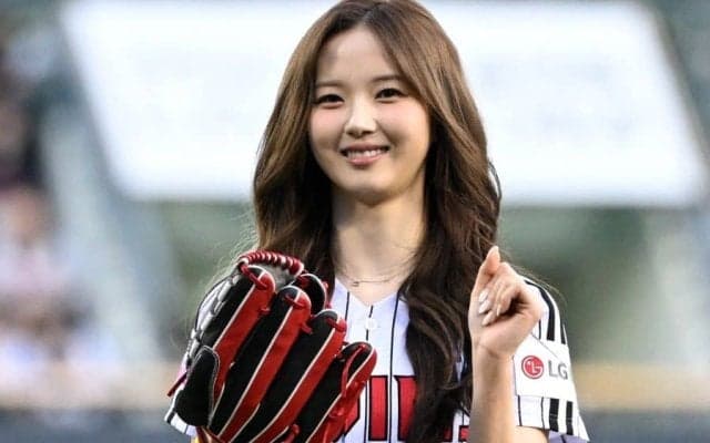 へそ出し豪快投球が「まるで天使」　プロ野球に降臨した美女に興奮「マウンドで輝く清純美貌」