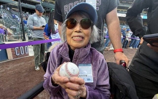 大谷翔平、100歳の日本人女性に“神対応”　サイン→握手受け感激「夢みたい」