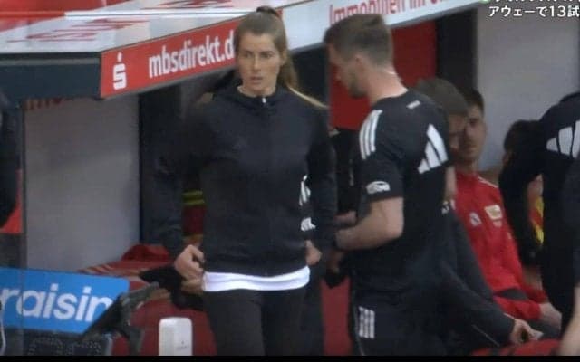 何が起きた…！？ 5大リーグ初の女性指揮官、目を疑う“衝撃の光景”「カメラの数w」「注目度高すぎる」初陣を飾った歴史的瞬間が話題に