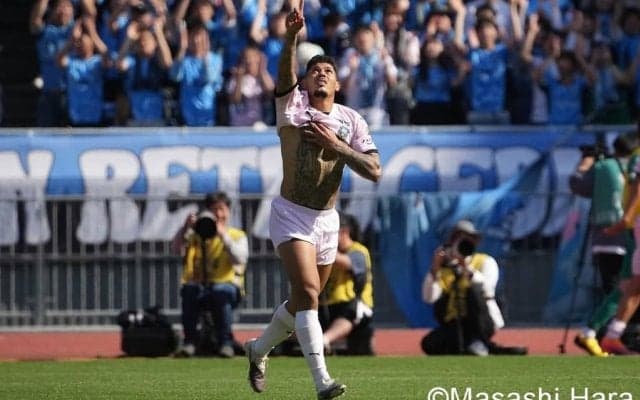 日産スタジアムでの“神奈川ダービー”は劇的決着！ 川崎が後半ATの強烈フィニッシュで横浜FMに勝利！ 歓喜のエリソン＆苦悩のトリコロールを現地撮り