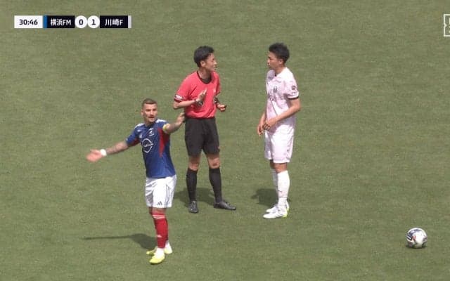 「何のためのVAR…」“早すぎる判定”に横浜FMファンが不満！「オフサイドディレイなくなった？」「際どいのになぜ止める」