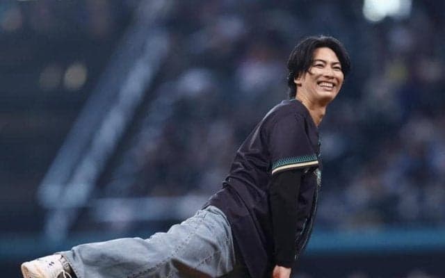 男性２人組歌謡グループ「風輪」がファーストピッチ　東海大四高出身の翔司はワンバン投球に苦笑「赤っ恥をかきました」
