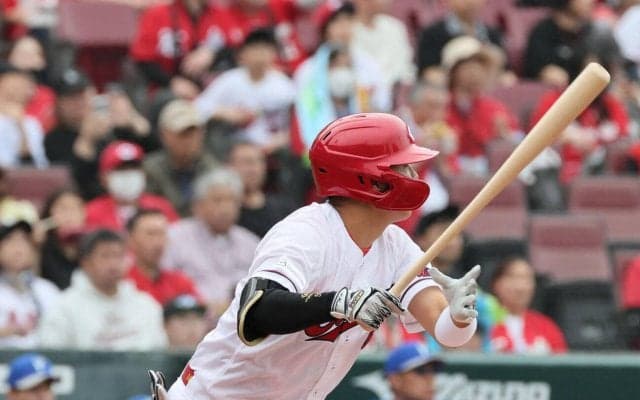 【広島】右肩痛から復帰のドラ１平川蓮、初打席の初球を安打　試合前は盛り塩を右肩にかけ願掛け