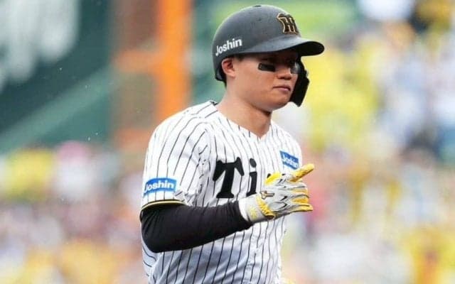 阪神・森下翔太、死球に苦悶　甲子園ブーイング…打席で崩れ落ちる→一度下がるも復帰