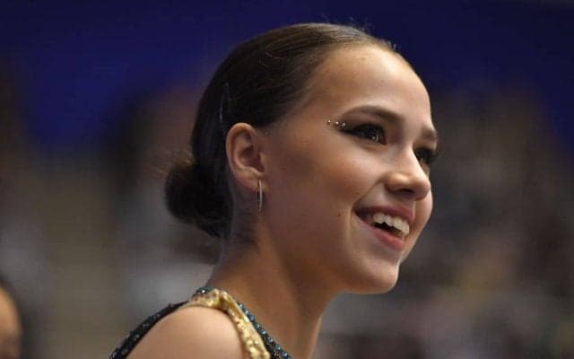 23歳ザギトワが「風格漂う“レディ・ボス”へと進化」寝転ぶ姿も　近影にファン衝撃…「相変わらず見惚れるほど綺麗だ！」