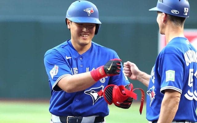 岡本和真を苦しめる「外へ逃げる変化球」　“空振り率69.2%”が招く負の連鎖「高めへの弱さにもつながっている」