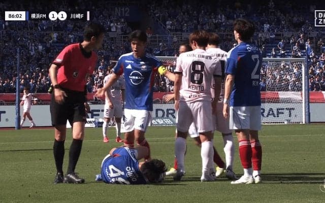 「意図的に踏んでない？」川崎MFの“激しすぎるデュエル”が物議！「蹴りは止めて」「何してんの」横浜FWへの危険行為にSNS騒然