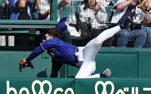 【阪神】カメラ席落下防止へ早速検討…佐藤輝明「対策してもいい」18日に中日福永が落下