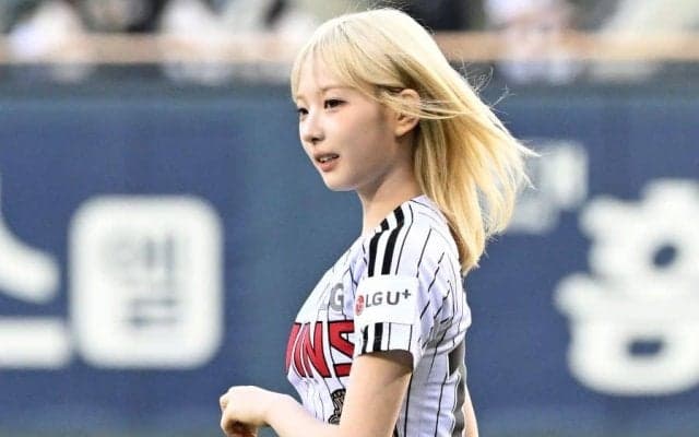 へそチラリの“豪快スイング”「ほんと可愛い」　金髪美女に熱視線…ファン悶絶「天使」