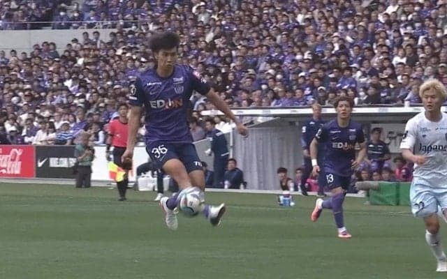 まるでベルカンプ！19歳MFの“変態トラップ”を元日本代表10番も絶賛「真上から来るボールはすごく難しい」走りながらビタ止め→即シュートの超テクニック
