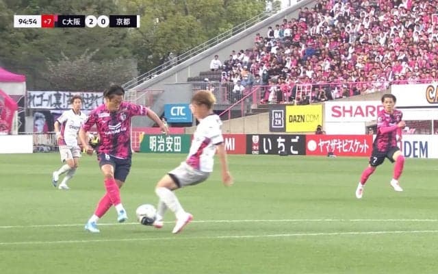 「レベチだな」香川真司“異次元の股抜き”にSNS騒然「足を出させての股抜き」「綺麗に抜いたな」トラップから流れるような仕掛けでファウルを誘発！