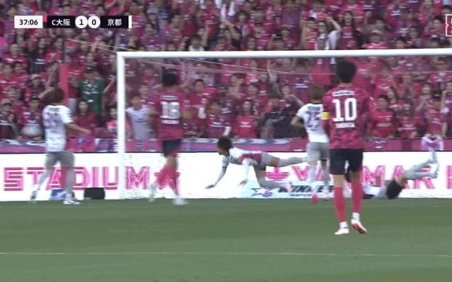嘘だろ？“ゴールライン上のマジシャン”が衝撃ヘッドで“神クリア”「凄すぎやろ」「ベストセーブきた！」