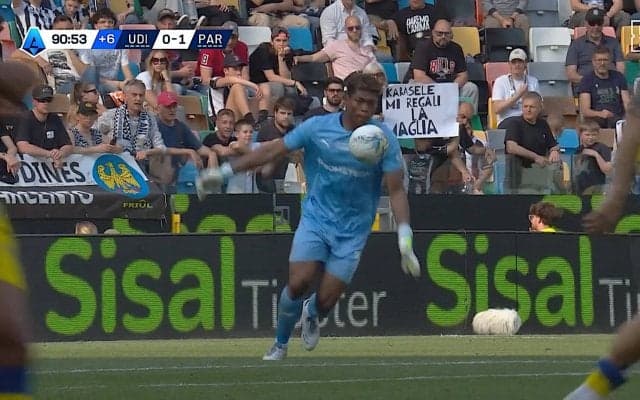 鈴木彩艶、“飛びすぎ”パントキックに実況「90m近く飛んでいる」 実際は70m超えも…思わず一言「ここまでいく」衝撃の光景