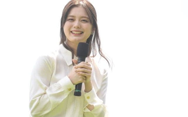 「スタイル良すぎるし綺麗すぎる」競馬場に現れた26歳女優に“熱い視線”…「ロングスカートが凄くお似合いです」