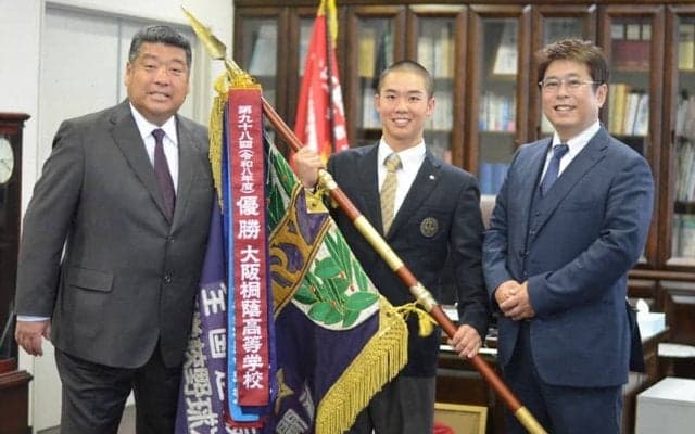 センバツ優勝の大阪桐蔭にペナント授与　監督ら、夏向け意気込み