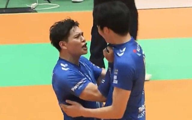 男子バレーで胸ぐらを掴んで… 日本代表選手が味方のエースに手荒すぎる祝福