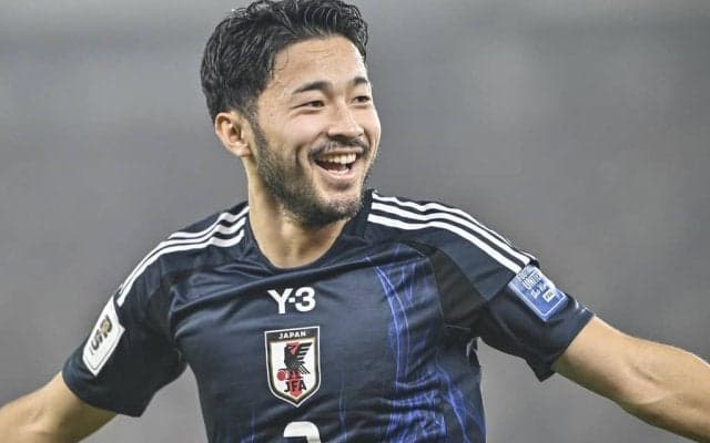 ｢ええやんええやん｣AZのオランダ杯決勝直後のロッカールームで日本人トリオの“優勝祝い肩組みショット”撮影！｢ゆきなりくん来てたのね！｣｢笑顔最高やね｣
