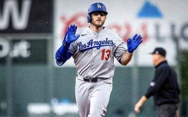 ドジャース試合開始直前の打順変更が奏功　６番ロハス、７番マンシーを入れ替え→２人で７打数７安打４打点　６番以降１１安打「監督さん成功でしたね」