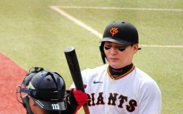 ２軍再調整の巨人・丸佳浩が再出発の本塁打　試合前練習では石井２軍監督から助言を送られる場面も