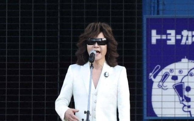 龍玄とし　ハマスタ降臨　「夢舞台に立つことができました！」　唯一無二の伸びやかな歌声で国歌独唱　両軍ナイン聞き入る