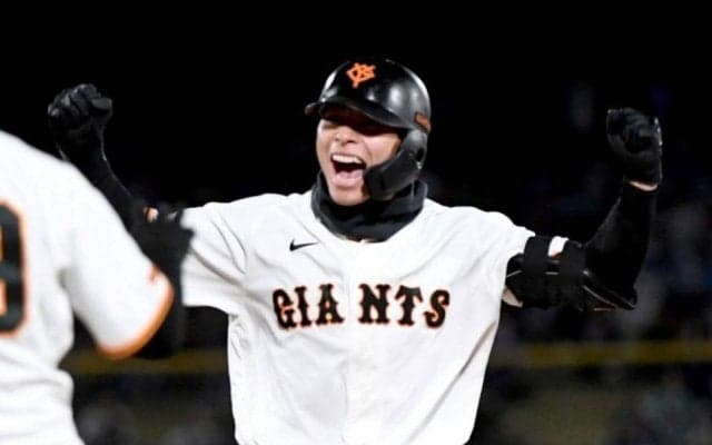 巨人が逆転勝ち　平山が逆転Ｖ打　試合前に泉口アクシデントも代役出場の小浜が好機演出