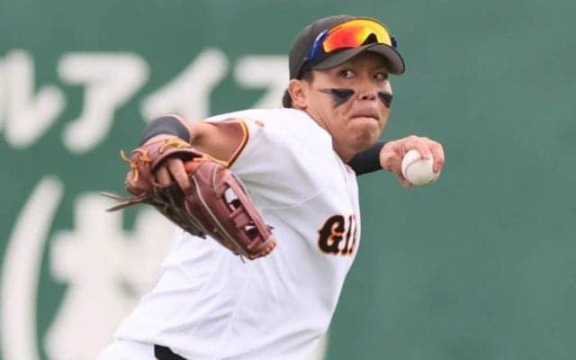 巨人・知念大成にアクシデント　好捕直後にフェンス激突→倒れ込み動けず、担架で運ばれる